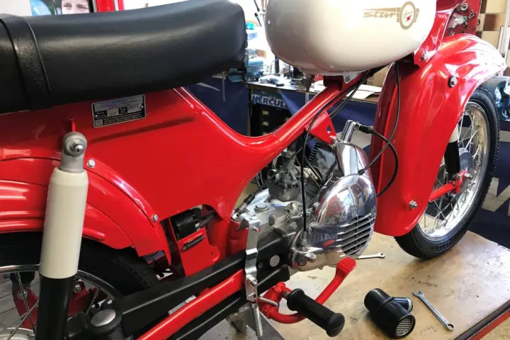 Rote Simson in der Werkstatt von Zweirad Brade